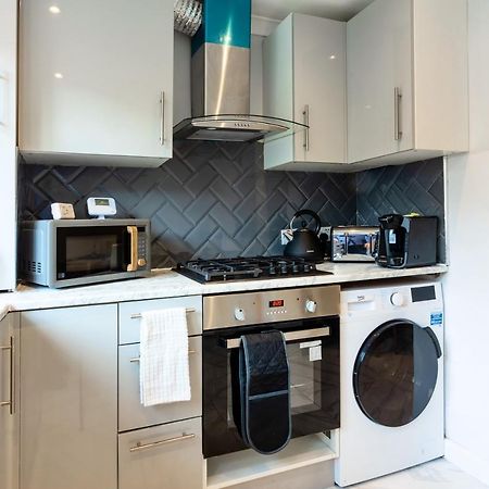 Amazing 3 Bedroom, 2 Bathroom, Ground Floor Flat With Garden, Near Train Station And Bus Stop London Eksteriør bilde