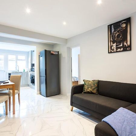 Amazing 3 Bedroom, 2 Bathroom, Ground Floor Flat With Garden, Near Train Station And Bus Stop London Eksteriør bilde