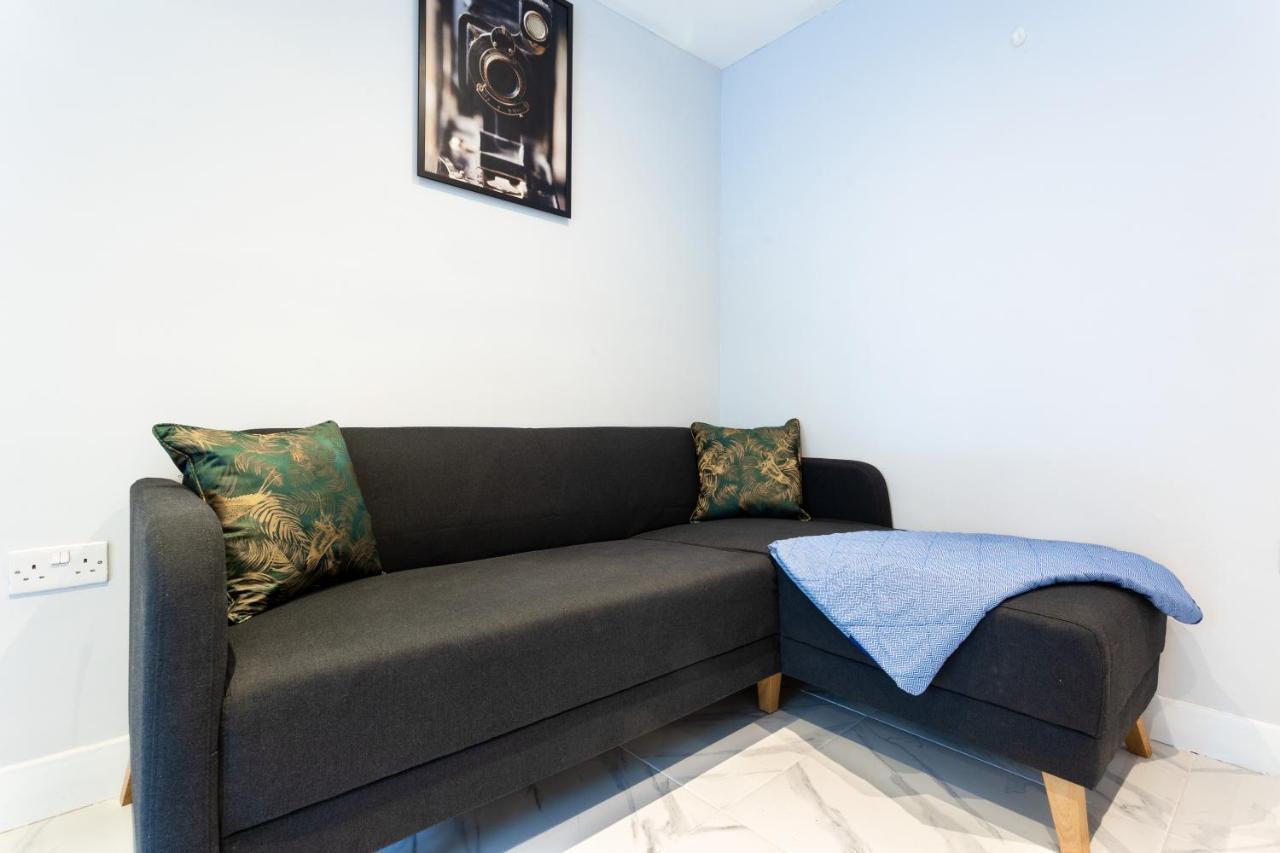 Amazing 3 Bedroom, 2 Bathroom, Ground Floor Flat With Garden, Near Train Station And Bus Stop London Eksteriør bilde