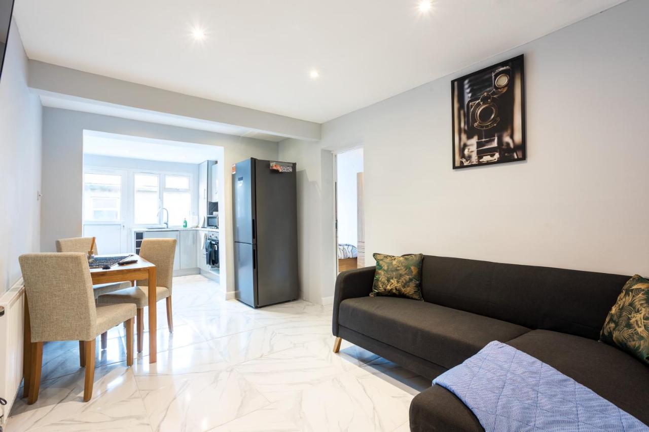 Amazing 3 Bedroom, 2 Bathroom, Ground Floor Flat With Garden, Near Train Station And Bus Stop London Eksteriør bilde