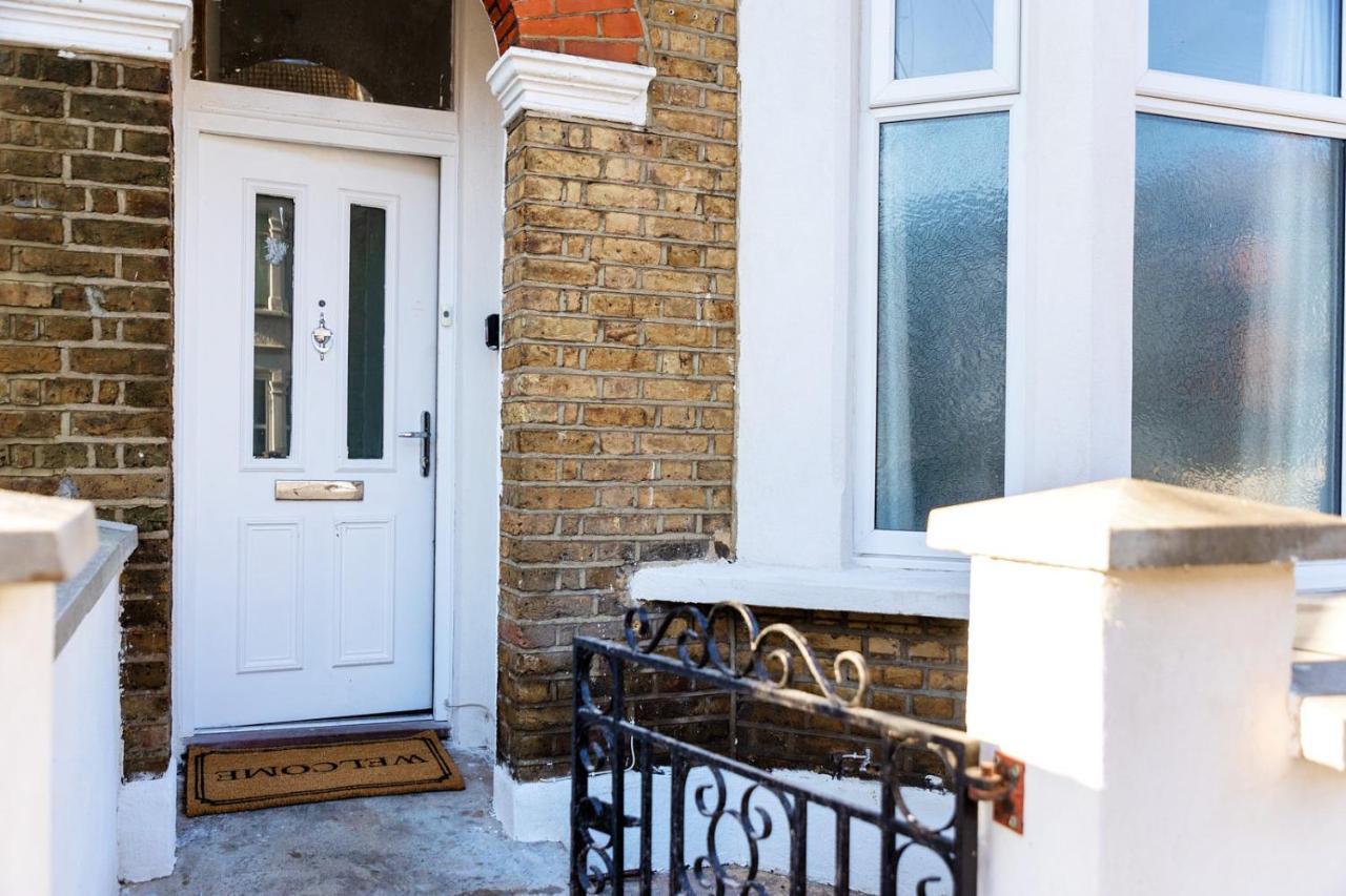 Amazing 3 Bedroom, 2 Bathroom, Ground Floor Flat With Garden, Near Train Station And Bus Stop London Eksteriør bilde