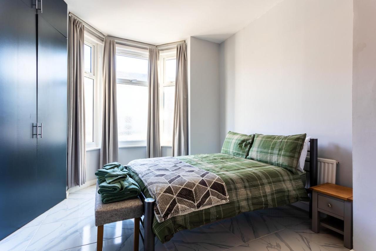 Amazing 3 Bedroom, 2 Bathroom, Ground Floor Flat With Garden, Near Train Station And Bus Stop London Eksteriør bilde