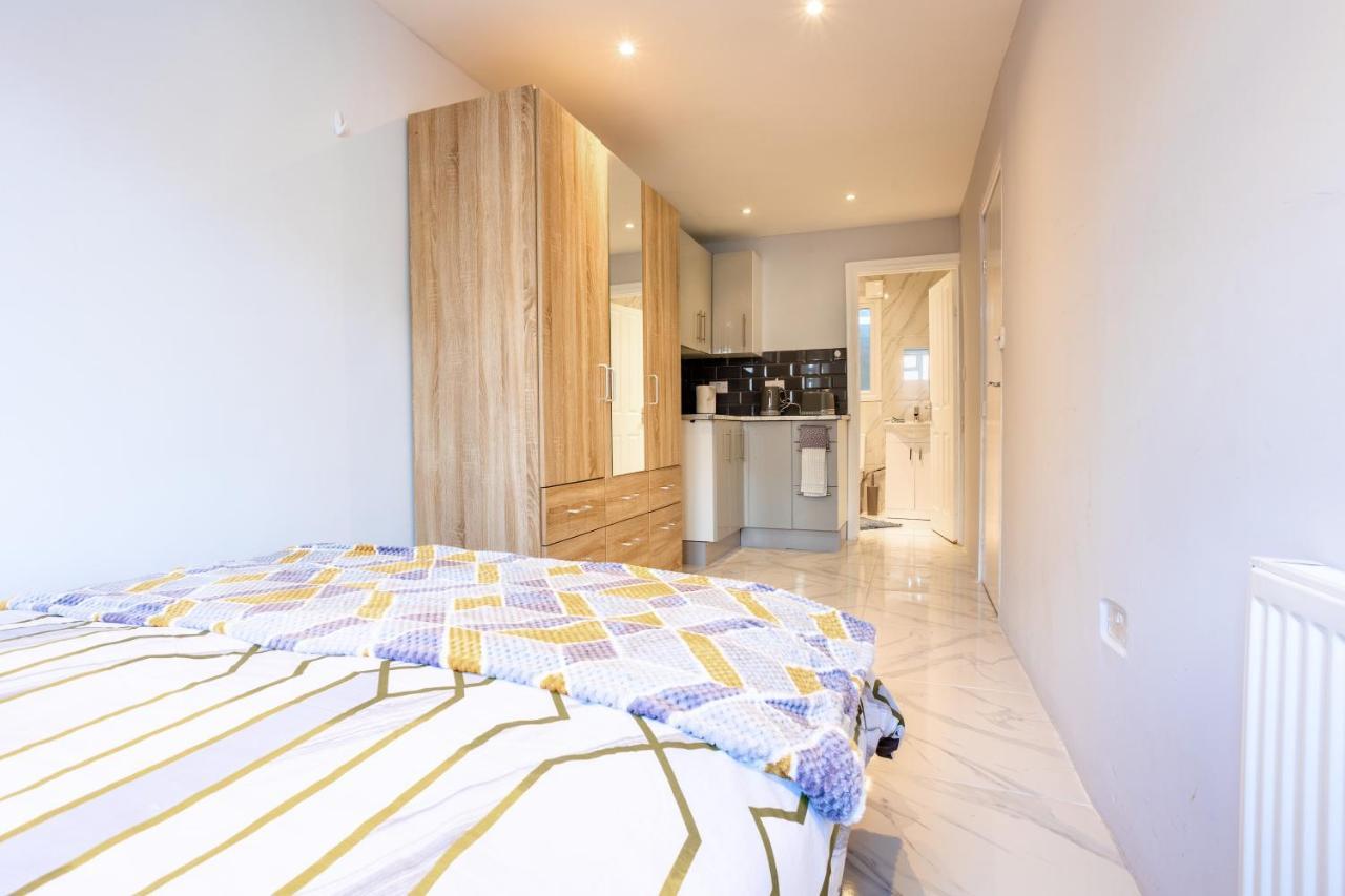 Amazing 3 Bedroom, 2 Bathroom, Ground Floor Flat With Garden, Near Train Station And Bus Stop London Eksteriør bilde