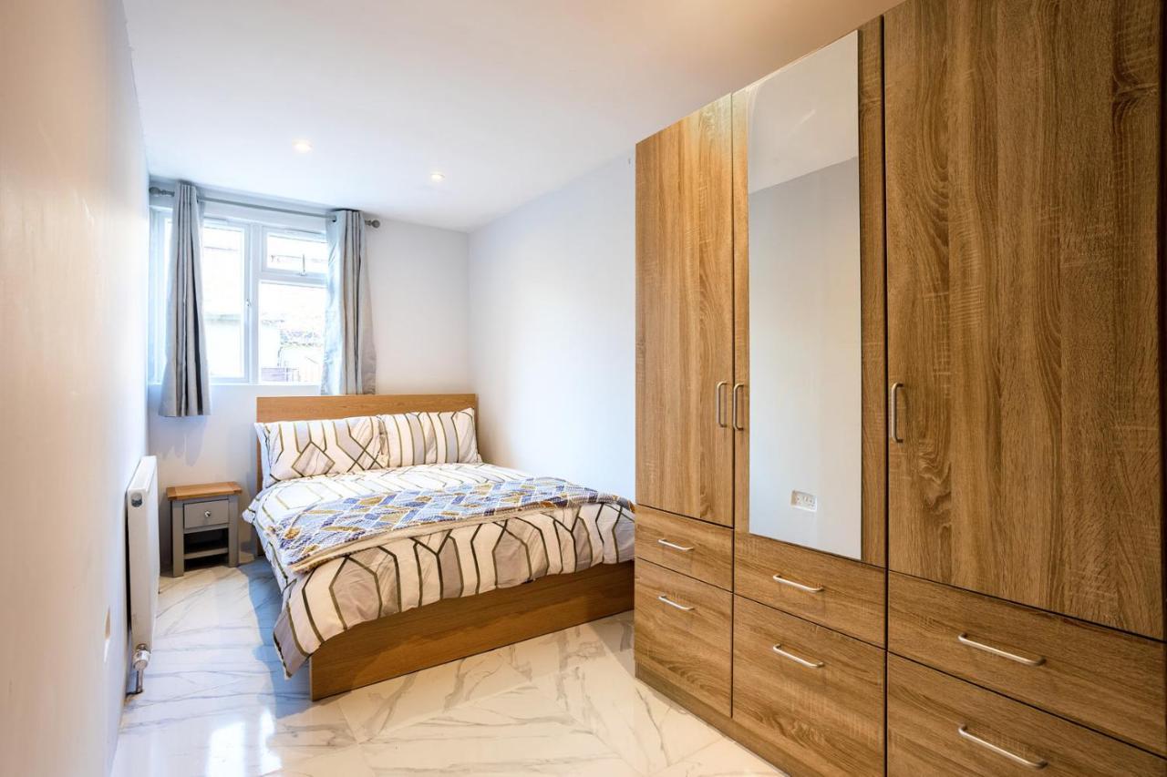 Amazing 3 Bedroom, 2 Bathroom, Ground Floor Flat With Garden, Near Train Station And Bus Stop London Eksteriør bilde