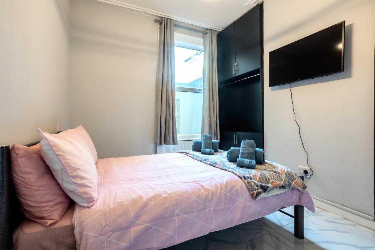 Amazing 3 Bedroom, 2 Bathroom, Ground Floor Flat With Garden, Near Train Station And Bus Stop London Eksteriør bilde