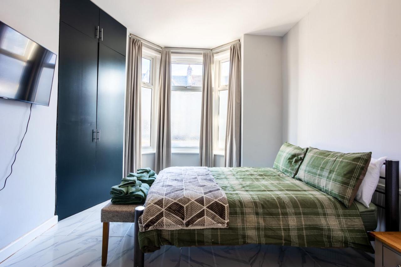 Amazing 3 Bedroom, 2 Bathroom, Ground Floor Flat With Garden, Near Train Station And Bus Stop London Eksteriør bilde