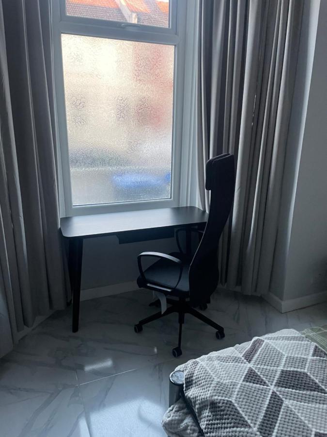 Amazing 3 Bedroom, 2 Bathroom, Ground Floor Flat With Garden, Near Train Station And Bus Stop London Eksteriør bilde
